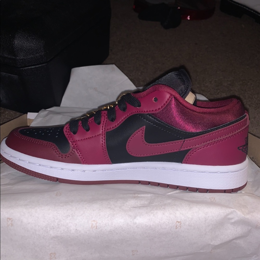 WOMANS AIR JORDAN 1 LOW SE SIZE 7